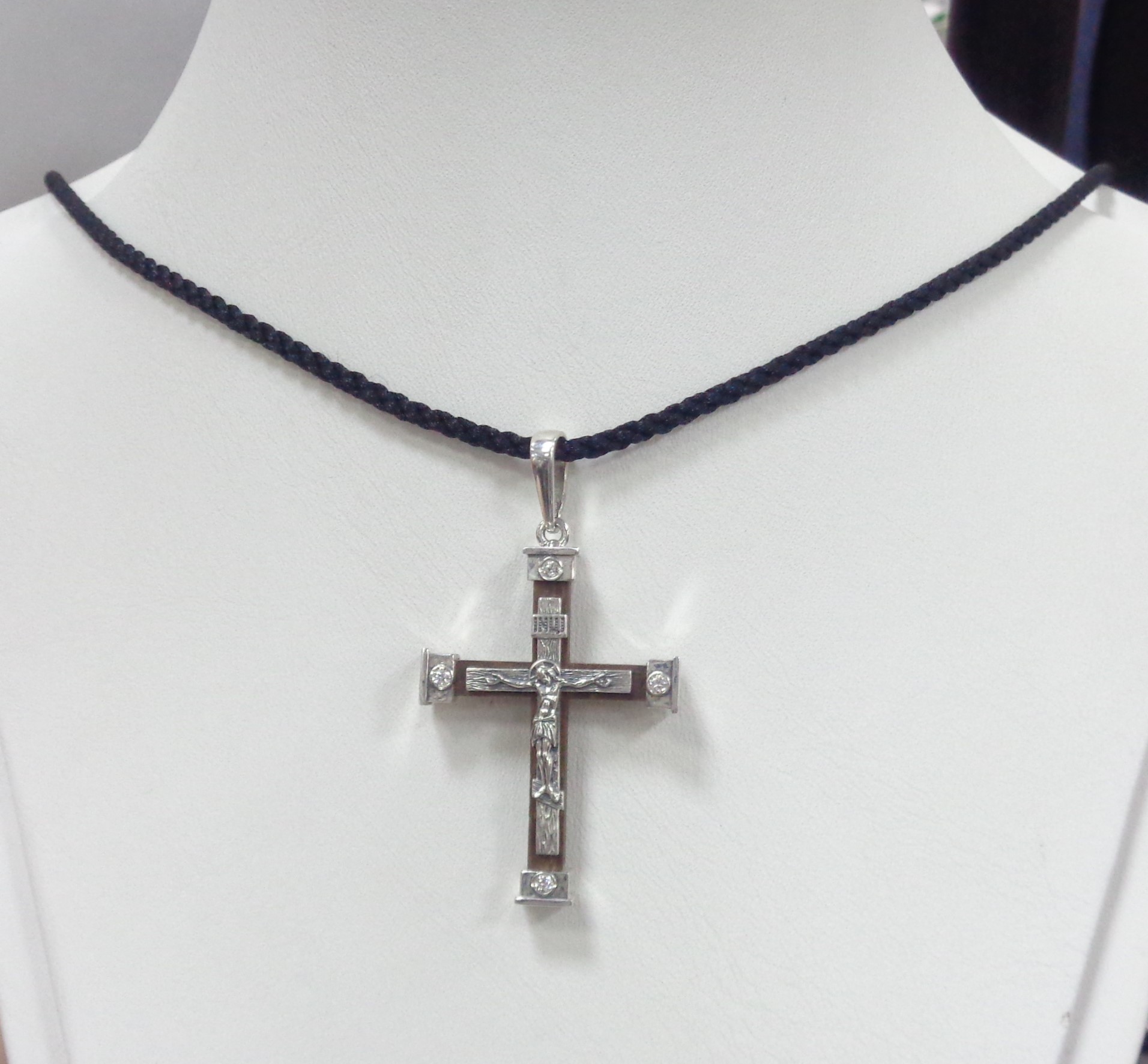 Серебряная подвеска-крест с фианитами на шнурке